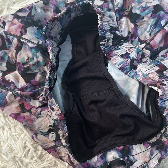 Lululemon Hotty Hot Short II *2.5" Utopia Multi / Deep Phantom - Picture 3 of 6